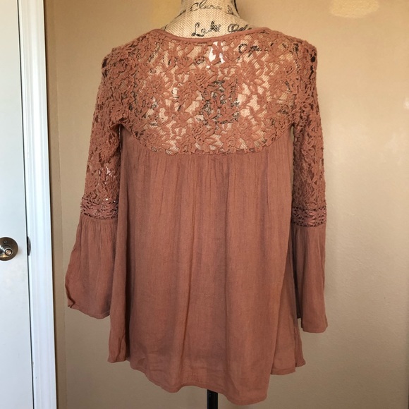 Cute long sleeve flowy lace Mudd top - Picture 3 of 7